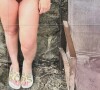 Simony exibiu uma barriga sequinha em foto usando um biquíni tomara que caia terracota