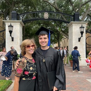 Filho de Gugu, João Augusto se formou e mãe lembrou o apresentador: 'Papai não estava presente fisicamente, mas espiritualmente muito feliz com essa conquista!'