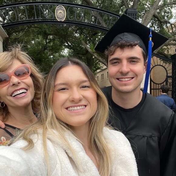 Filho de Gugu, João Augusto posa com a mãe, Rose Miriam, e a irmã Marina em formatura