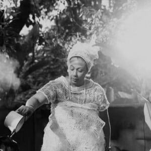 Anitta aparece nua, enquanto recebe um banho na cabeça