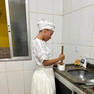 Anitta aparece na cozinha e dividiu com os fãs alguns detalhes de sua rotina no terreiro de candomblé