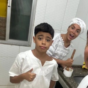 Anitta exibiu imagens com o irmão, Renan, no terreiro de candomblé