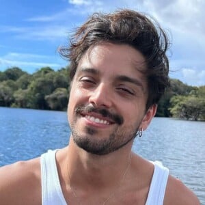 Rodrigo Simas posa completamente nu em ensaio fotográfico e fotos levam web à loucura