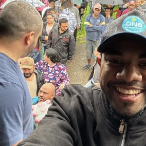 Davi, campeão do 'BBB 24', foi criticado por fazer selfies sorrindo com vítimas das enchentes do Rio Grande do Sul