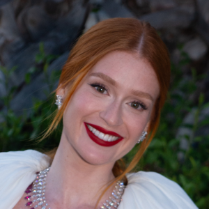 1 ano após look com seios de fora, Marina Ruy Barbosa retorna a Cannes com vestido de mangas bufantes. Fotos!