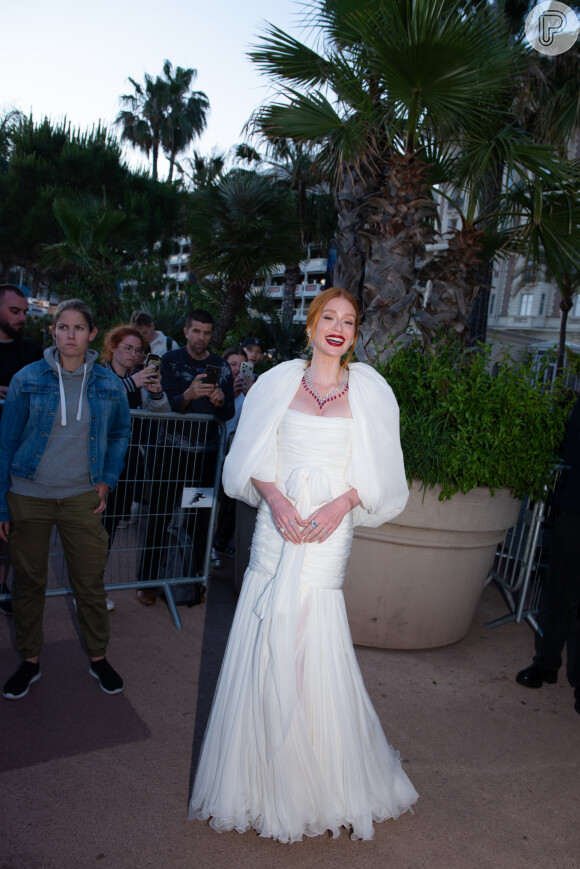 Marina Ruy Barbosa apostou em um vestido todo branco com mangas bufantes