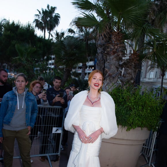 Marina Ruy Barbosa apostou em um vestido todo branco com mangas bufantes