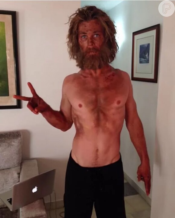 Chris Hemsworth comia apenas um ovo cozido, um talo de aipo e duas bolachas de água e sal por dia para ficar assim!