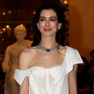 Anne Hathaway roubou a cena com look desconstruído e joias caríssimas