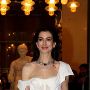 Anne Hathaway apostou em vestido assimétrico com comprimento social e corpete sexy