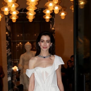 Vestido de Anne Hathaway em evento da Bulgari conta com fenda poderosa e muitas joias 