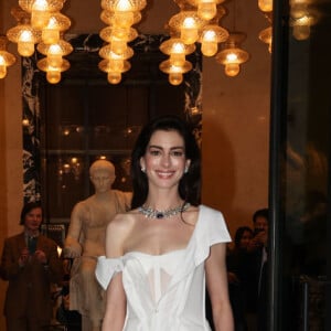 Anne Hathaway usa joia de milhões da Bulgari em evento da marca em Roma