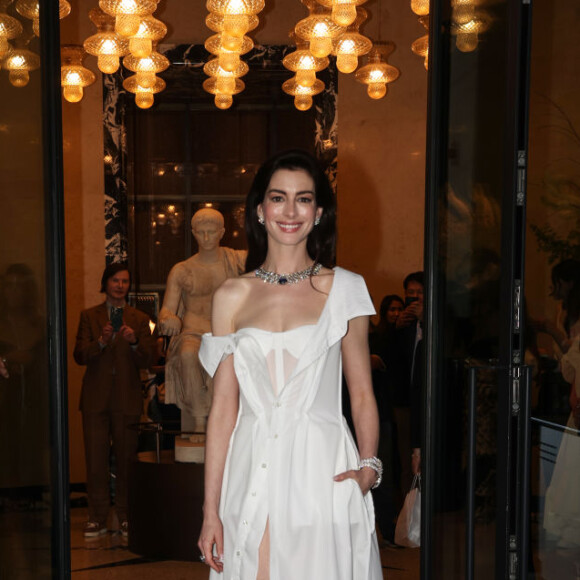 Anne Hathaway usa joia de milhões da Bulgari em evento da marca em Roma