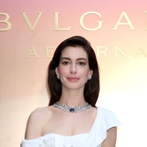 Vestido assimétrico de Anne Hathaway viralizou na web