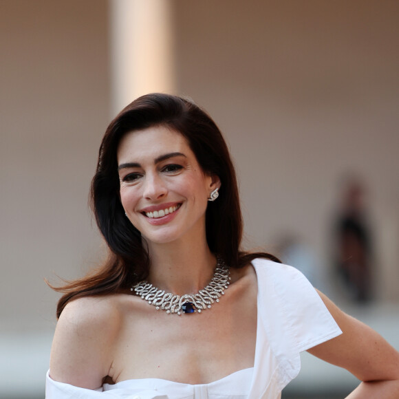 Internautas elogiam criatividade de Anne Hathaway que une tecido mais social com corpete sexy