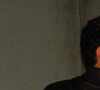 Rafael (Eduardo Moscovis) coloca Guto (Alexandre Barillari) na parede na novela Alma Gêmea