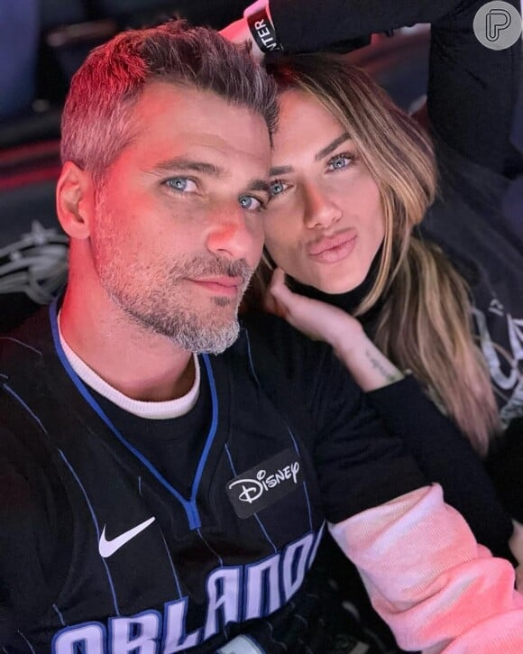 Por fim, Giovanna Ewbank e Bruno Gagliasso disseram que o ator é um "pequenas empresas e grandes negócios", em relação ao seu tamanho de altura e dote