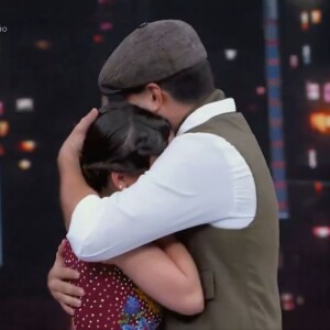 Após o abraço em Christian Chávez, Klara Castanho voltou chorando e foi acolhida por seu professor de dança