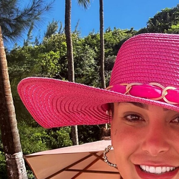 Andressa Urach atualizou suas redes sociais com uma foto toda sorridente destacando os seios turbinados com 1 litro de silicone