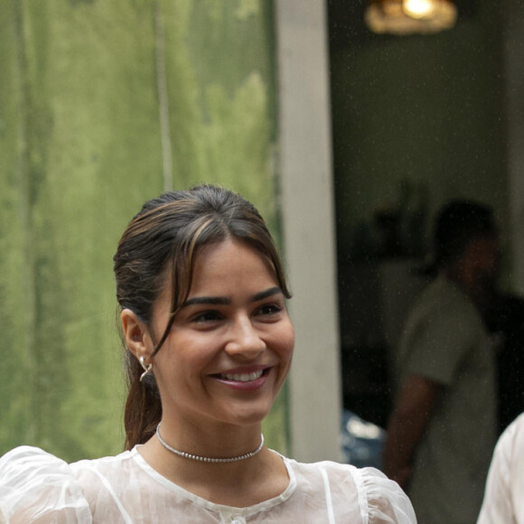 Sandra (Giullia Buscacio) e Rachid (Almir Sater) ensaiam cena com Alexandre Macedo (diretor).