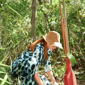 Marina Ruy Barbosa plantou uma árvore no parque dedicado às araras azuis no Pantanal