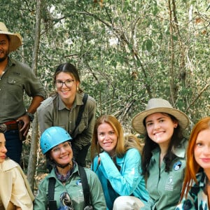 Marina Ruy Barbosa posa com amigas e funcionários do Instituto Arara Azul, no Pantanal