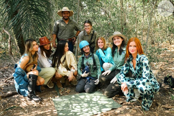 Marina Ruy Barbosa posa com amigas e funcionários do Instituto Arara Azul, no Pantanal