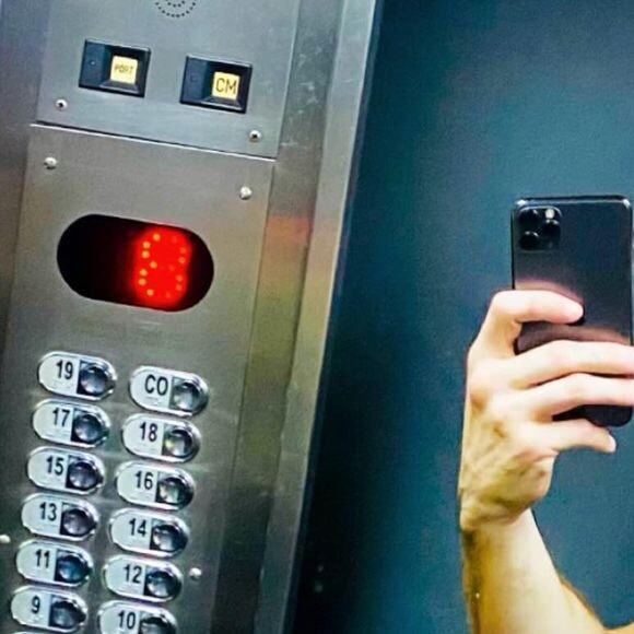 Jonatas Faro tem poucas atualizações nas redes sociais, sendo a maioria em registros mostrando seu corpo
