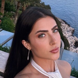 Jade Picon atualiza redes sociais com fotos de biquíni e leva fãs à loucura