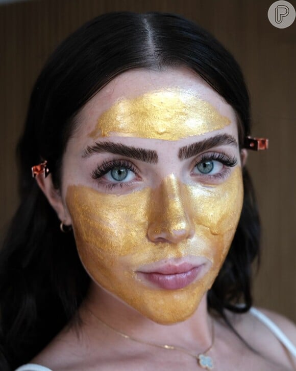 Entre os cliques, Jade Picon surgiu fazendo skincare com uma solução dourada