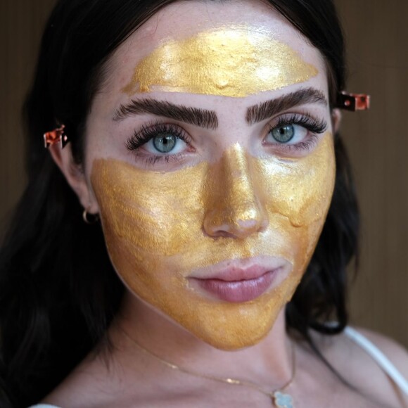 Entre os cliques, Jade Picon surgiu fazendo skincare com uma solução dourada
