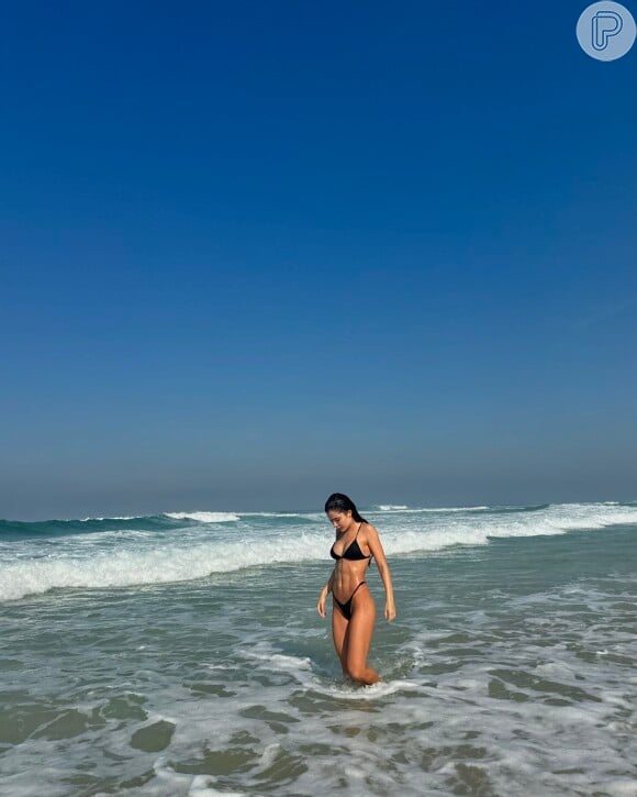 Em um dos cliques, Jade Picon surgiu deslumbrante destacando seu corpão na praia com um biquíni cintura alta