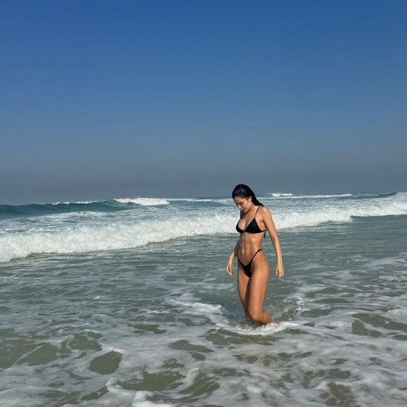 Em um dos cliques, Jade Picon surgiu deslumbrante destacando seu corpão na praia com um biquíni cintura alta