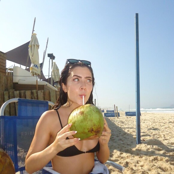 Amante de uma alimentação saudável, Jade Picon também apareceu tomando água de coco natural