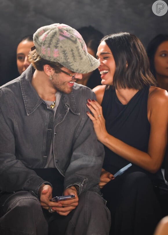 Bruna Marquezine e João Guilherme se divertiram durante o desfile da Mondepars, grife de Sasha