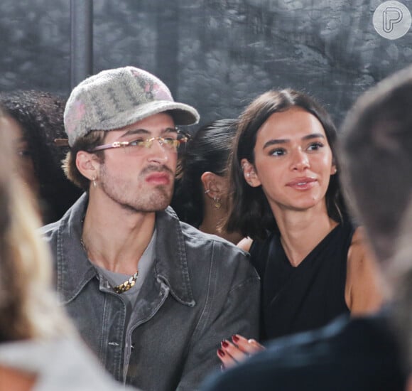 Bruna Marquezine e João Guilherme foram fotografados juntos durante o 1º desfile da Mondepars, grife de Sasha