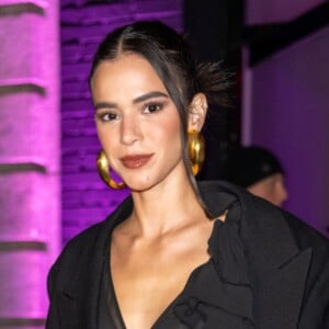 Bruna Marquezine comenta sobre luto nos relacionamentos