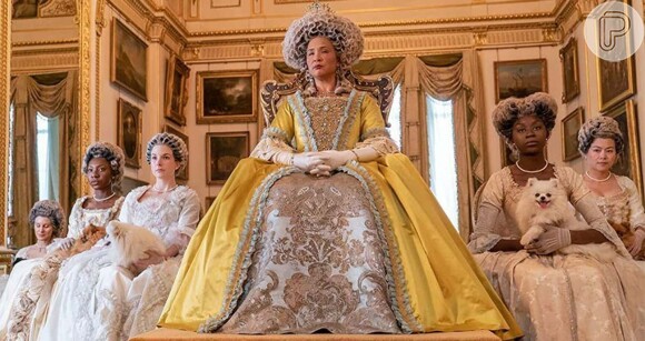 O vestido totalmente dourado de Rainha Charlotte é um dos mais luxuosos de 'Bridgerton'