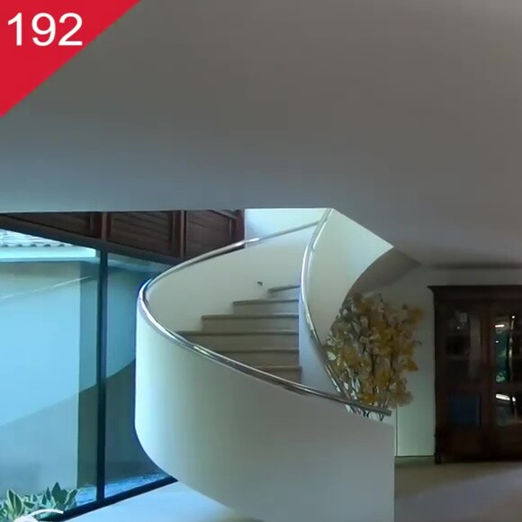 Mansão de Anitta traz uma sala enorme, dividida em três ambientes