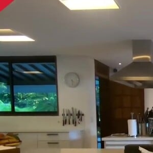 Nova casa de Anitta tem cozinha planejada com forno e uma sala de jantar integrada