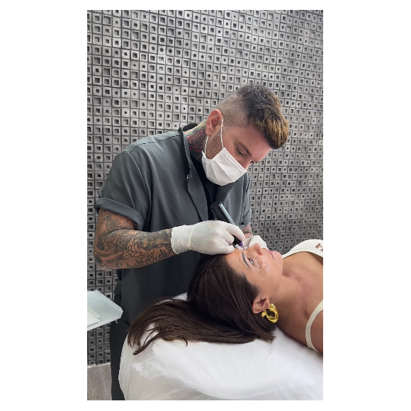 Deborah Secco passou por um procedimento estético de tatuagem para camuflar as olheiras