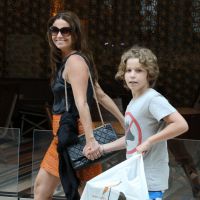 Giovanna Antonelli, vilã de 'Favela Chique', passeia com os filhos em shopping