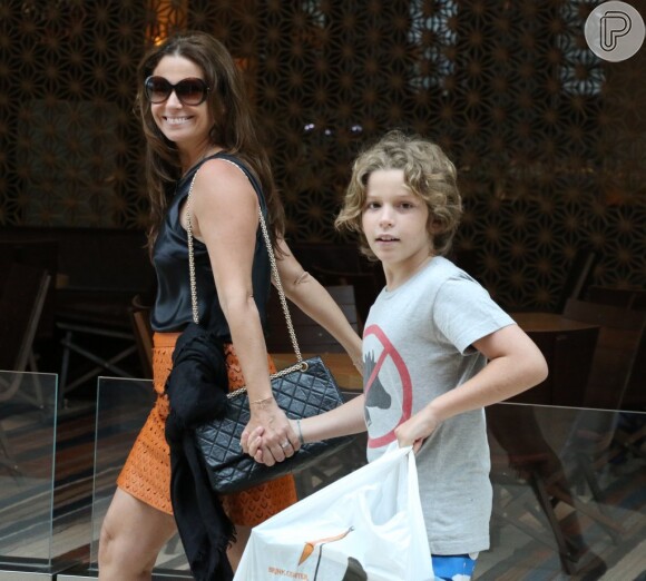 Giovanna Antonelli leva o filho Pietro para passeio no shopping no Rio