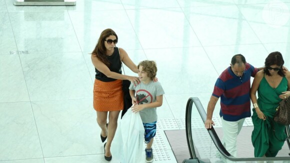 Giovanna Antonelli leva o filho, Pietro, para passear em shopping no Rio de Janeiro