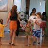 Giovanna Antonelli também levou Antônia e Sofia, de 4 anos, a um passeio no shopping do Rio de Janeiro