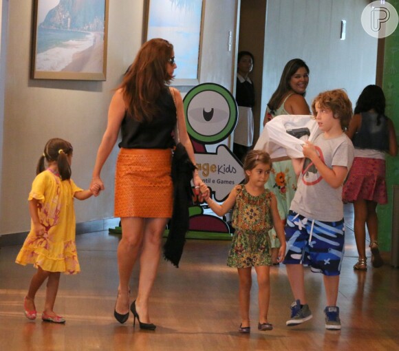 Giovanna Antonelli também levou Antônia e Sofia, de 4 anos, a um passeio no shopping do Rio de Janeiro