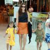 Giovanna Antonelli almoça com os filhos em shopping carioca neste sábado, 24 de janeiro de 2014