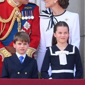 Kate Middleton e príncipe William Kate foram vistos na sacada do Palácio de Buckingham, na companhia dos três filhos, George, Louis e Charlotte