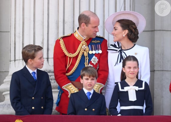 Kate Middleton e príncipe William Kate foram vistos na sacada do Palácio de Buckingham, na companhia dos três filhos, George, Louis e Charlotte