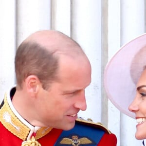 Kate Middleton e príncipe William surgiram sorrindo um para o outro 